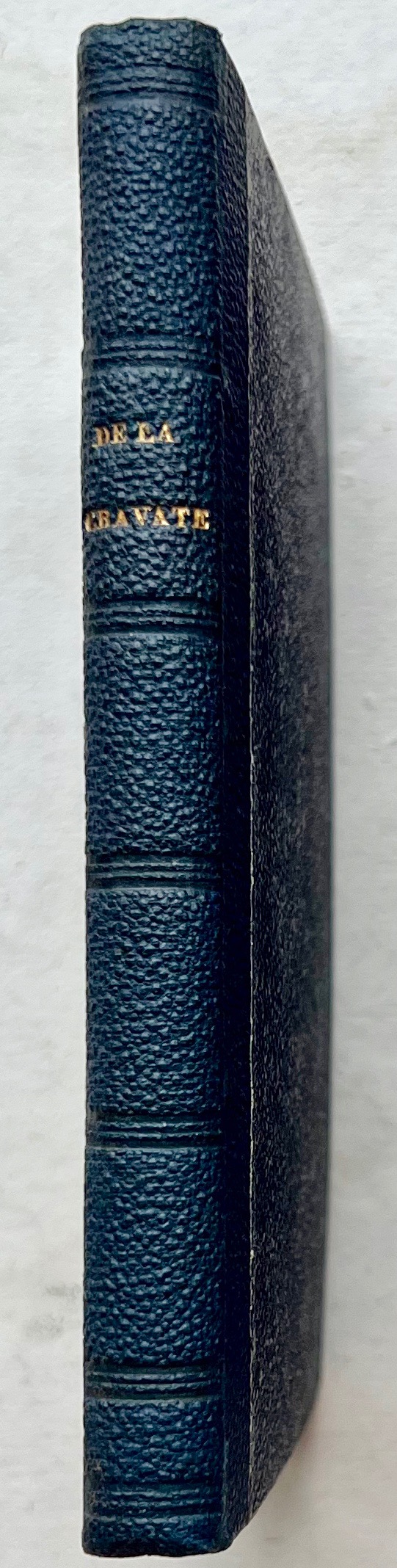 SAINT-HILAIRE (Émile Marco de). L'Art de mettre sa cravate de mille et une manière enseigné par principes, précédé de l'histoire de la cravate, depuis son origine jusqu'à ce jour ; de considérations sur l'usage des cols, de la cravate noire et des foulards ; et suivi d'une liste par ordre alphabétique des marchans de cravates, de foulards, de cols, etc. Par le Bon Emile de l'Empésé, membre de la plupart des Sociétés les plus à la mode de la capitale. Orné de figures explicatives du texte, et de portraits représentant trois époques de la cravate. – Image 2