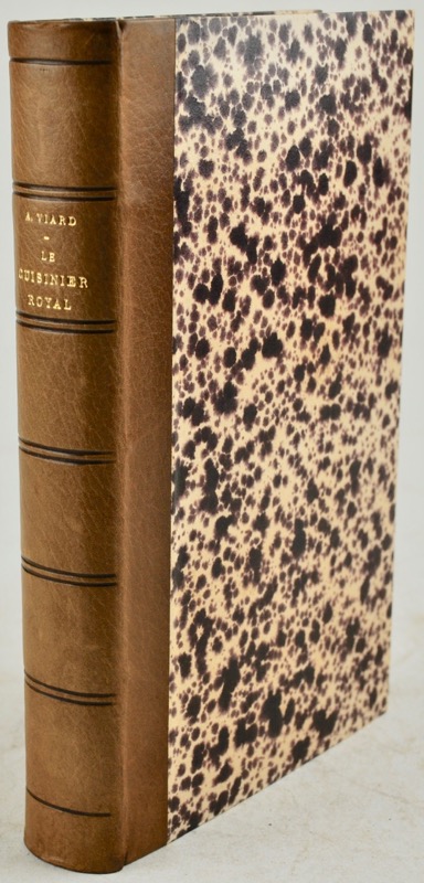 Viard (André). Le Cuisinier royal, ou l'Art de faire la cuisine et la pâtisserie pour toutes les fortunes ; avec la manière de servir une Table depuis vingt jusqu'à soixante couverts. Neuvième édition, revue, corrigée et augmentée de cent-cinquante articles. – Image 2