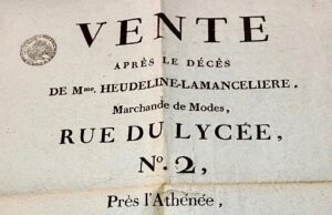 [Vente aux enchères. Paris. 1813]. Vente après le décès de Mme. Heudeline-Lamancelière, Marchande Modes, Rue du Lycée, N°2, Près l'Athénée, le Mardi 27 avril 1813, dix heures du matin. Savoir : quelques menues Poteries et Ustensiles de cuisine, Fourneau, Fontaine, Buffet, Fauteuils et Chaises de paille, trois petites Gravures… Peu de linge de ménage et de corps, et Garderobe à usage de femme. Plusieurs chapeaux tout faits, Rubans et Débris de marchandises de modes. Expressément au comptant.
